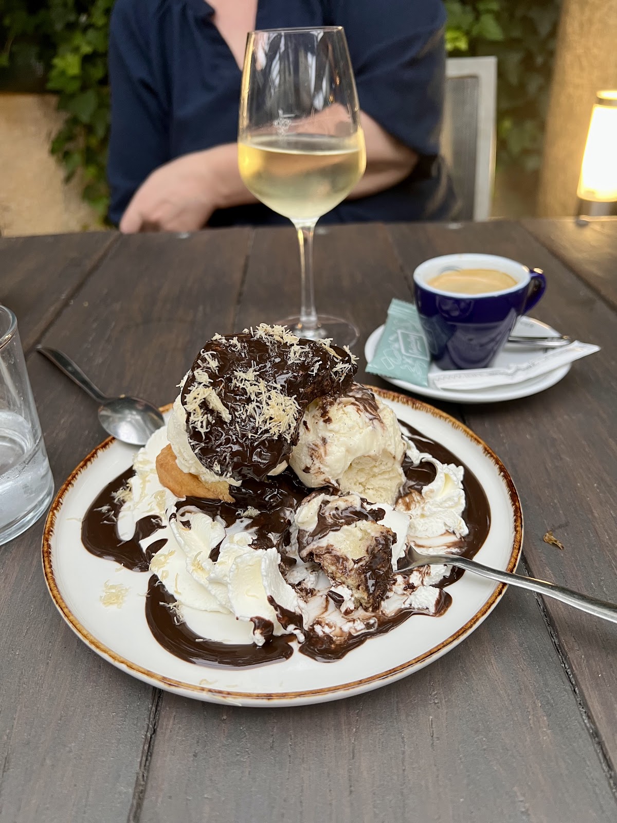 Coupe glacée vanille sauce chocolat chantilly et noix de coco râpée