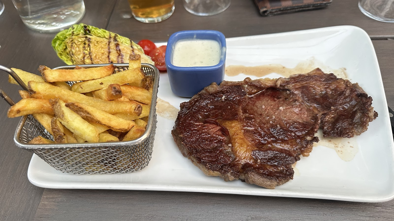 Entrecôte grillée avec frites maison et sauce béarnaise au restaurant