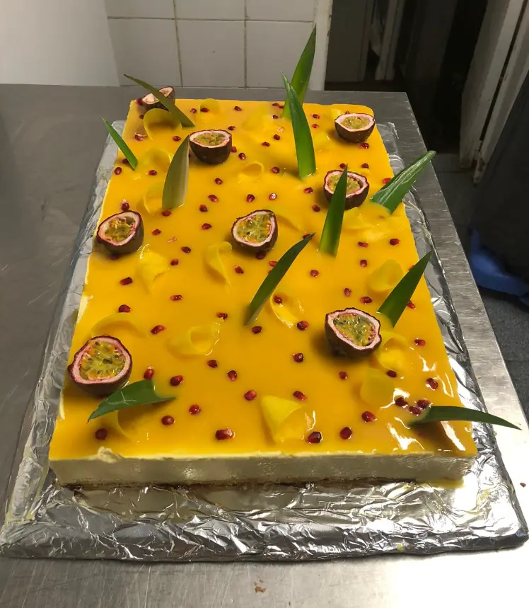 Entremet mangue passion au coulis de mangue, fruits de la passion et grenade