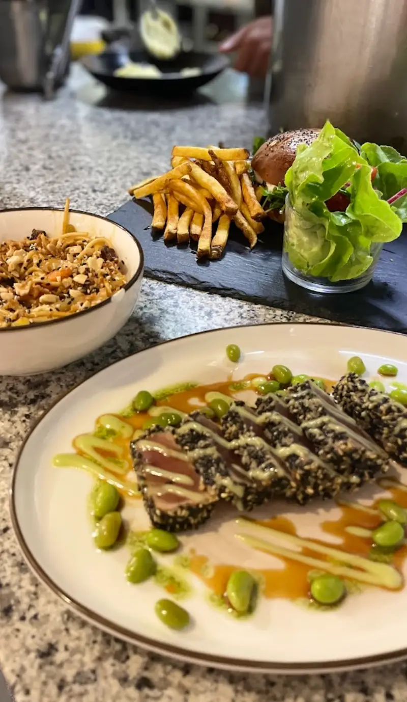 Thon mi-cuit en croûte de sésame, edamames et sauce ponzu, cuisine gastronomique